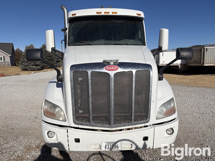 2016-peterbilt-579-image-2