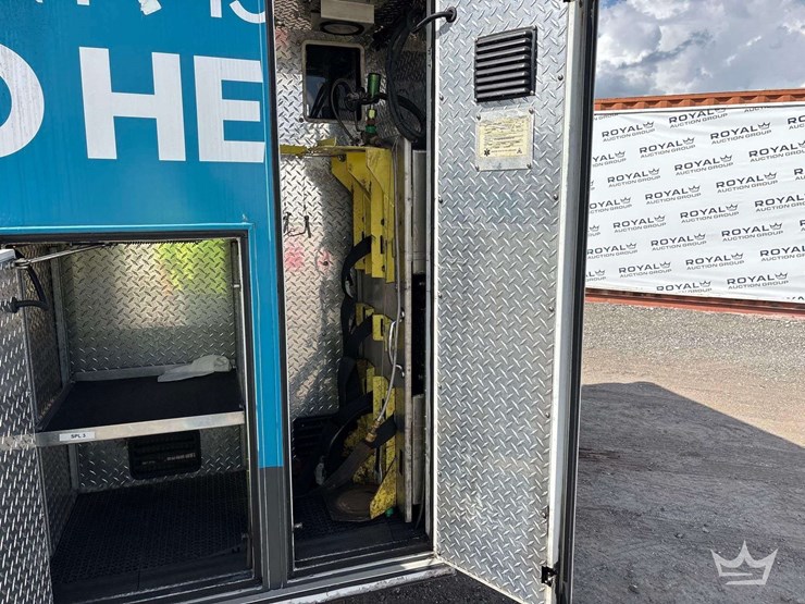 2003-freightliner-fl60-image-26