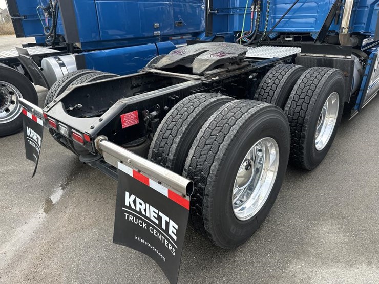 #2225-•-2024-volvo-vnl-sleeper-cab-semi-truck-tractor-image-17