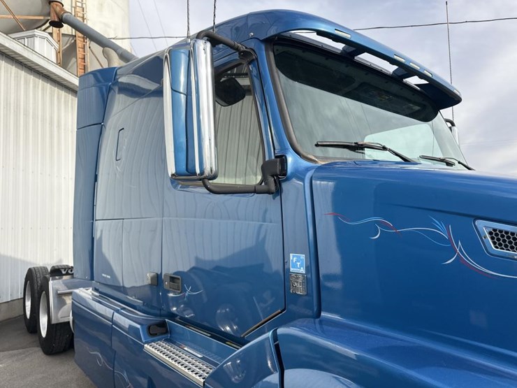 2012-volvo-10-image-20