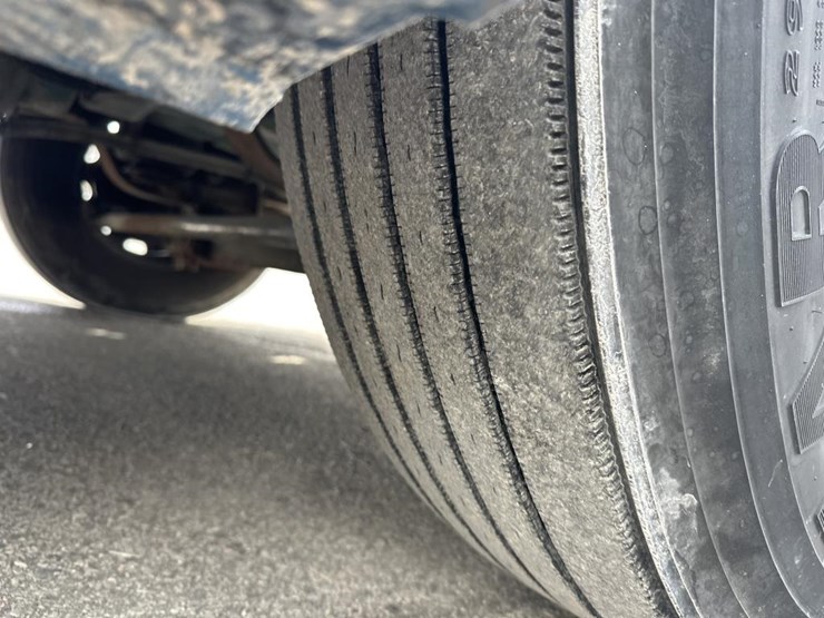 2012-volvo-10-image-65