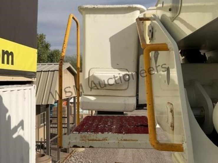 2012-freightliner-m2-106-image-13