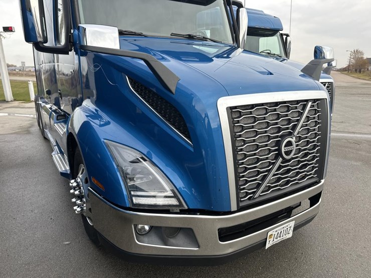 #2225-•-2024-volvo-vnl-sleeper-cab-semi-truck-tractor-image-25