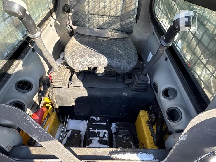 2016-new-holland-l218-image-13