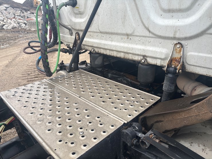 2016-freightliner-cascadia-113-image-54