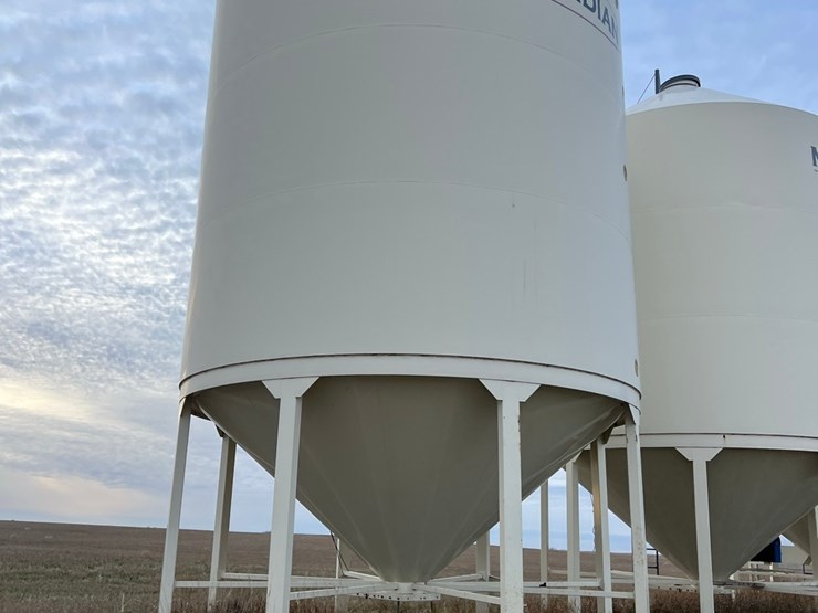 lot-44.-3,000-bu.-meridian-hopper-bin-image-7