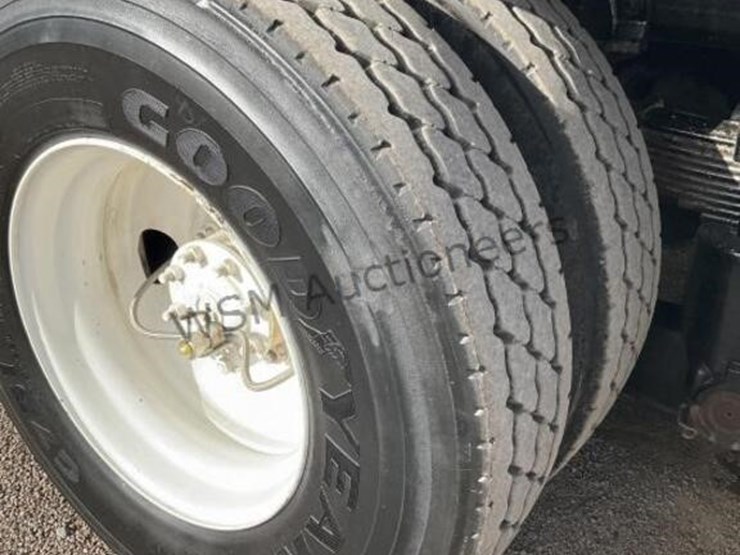 2012-freightliner-m2-106-image-9