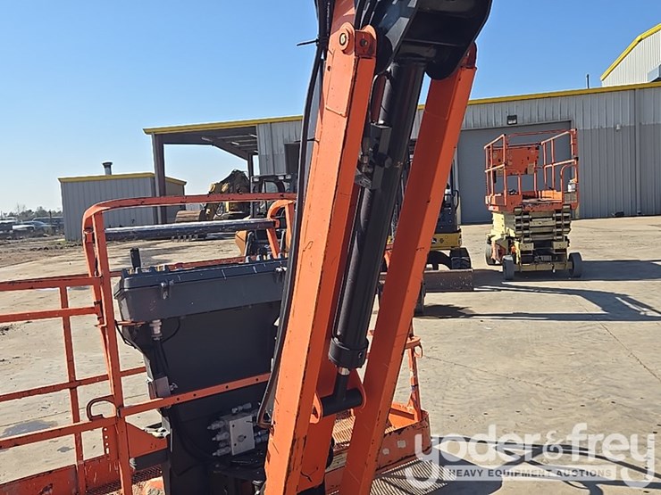 2017-jlg-600aj-image-33