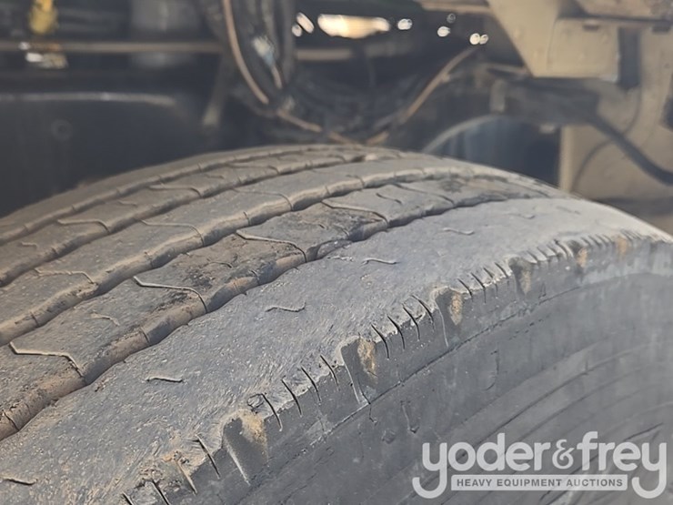 2009-peterbilt-335-image-10