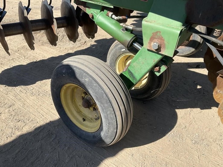 john-deere-32-image-22