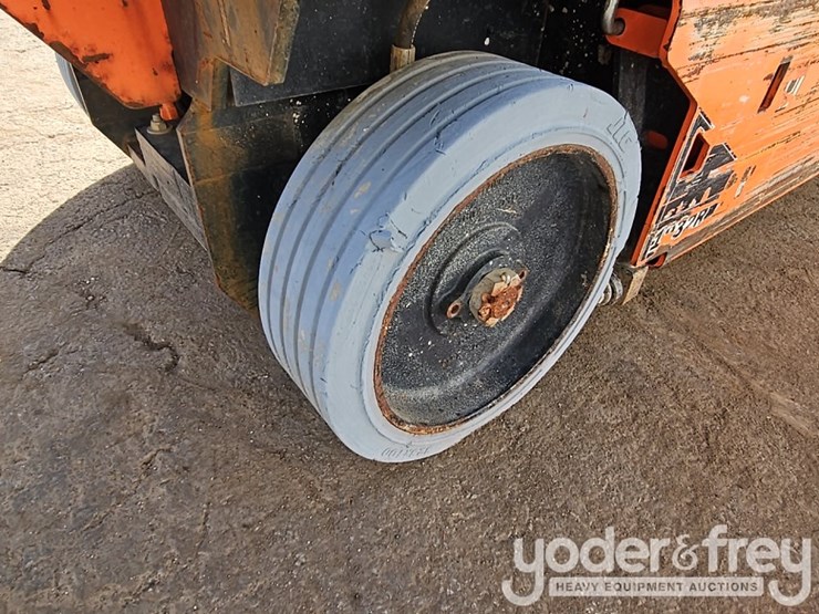 2017-jlg-1932r-image-17