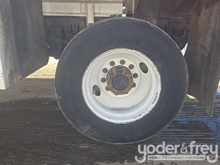 2009-peterbilt-335-image-11