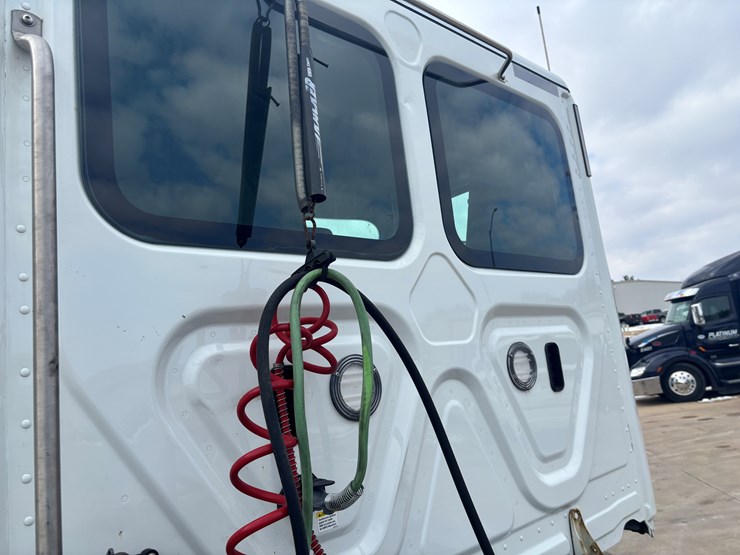 2018-freightliner-cascadia-126-image-49