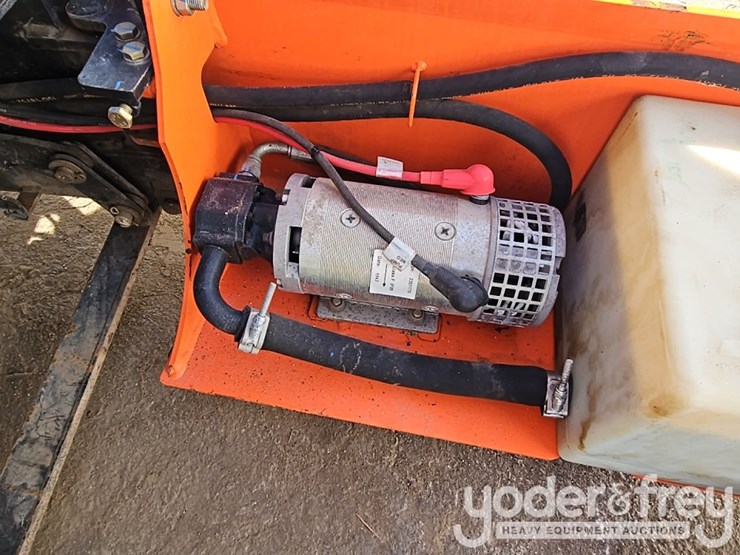 2017-jlg-1932r-image-12