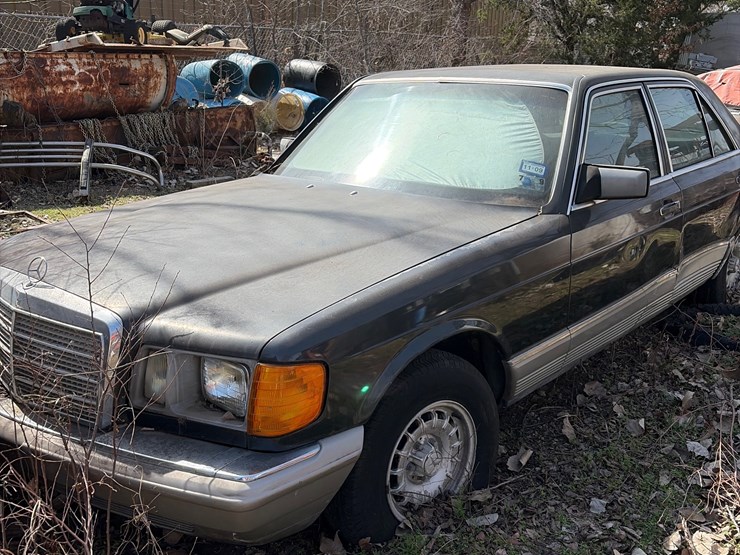 #5-•-1983-mercedes-380se-image-3