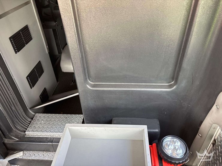 2003-freightliner-fl60-image-38