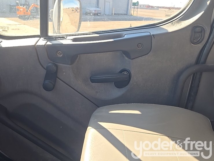 2017-freightliner-m2-106-image-60