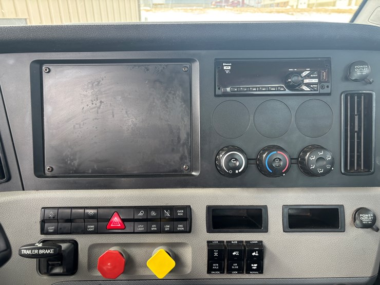 2018-freightliner-cascadia-126-image-28