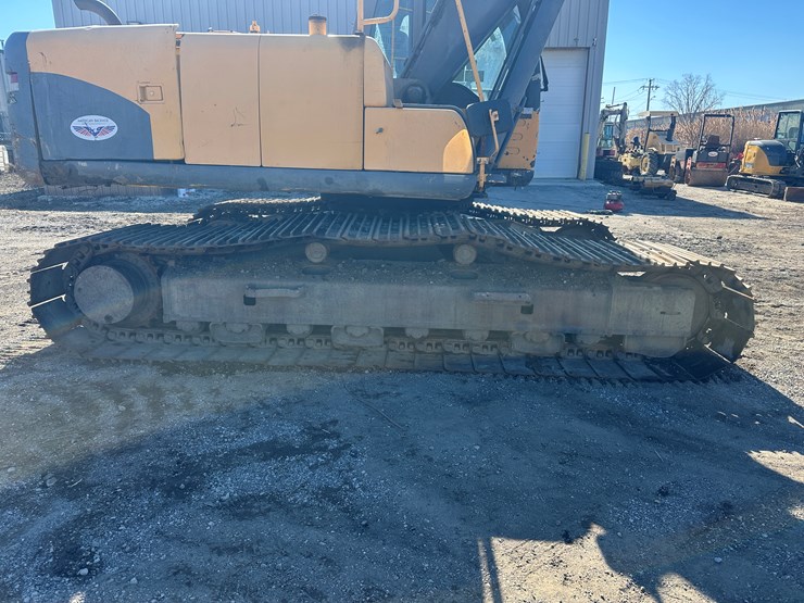 new-holland-eh215-image-70