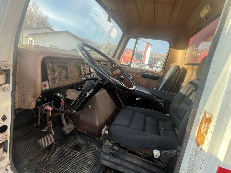 lot-12.-1981-ih-tandem-twin-screw-grain-truck,-very-good-19’-strong-box-and-hoist,-roll-tarp,-466-diesel,-5+4-
vin-af195bca10481-image-34