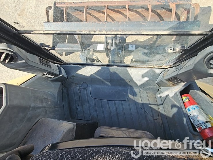 2017-caterpillar-415f2-il-image-36