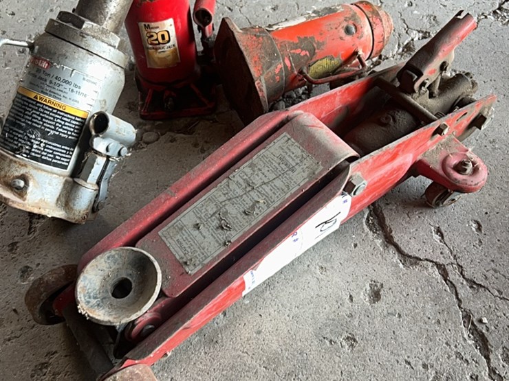 one-floor-jack,-also-three-good-hydraulic-bottle-jacks,-two-are-20-ton,-one-is-12-ton-image-14