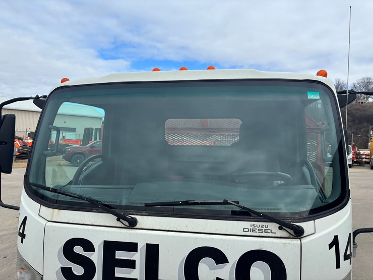 2015-isuzu-npr-xd-image-10