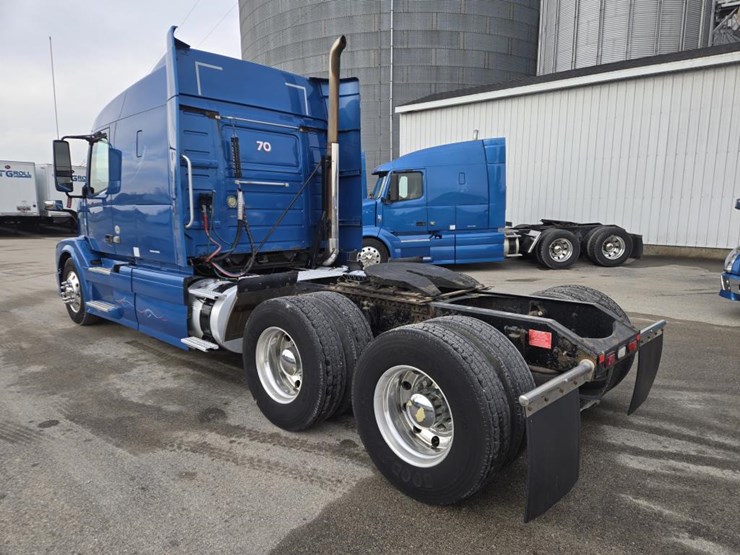 2012-volvo-10-image-3