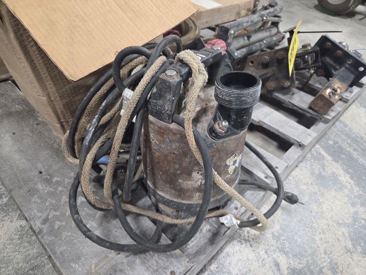 #5445-•-hitches,-welding-screen,-jack,-pump,-and-more-image-4