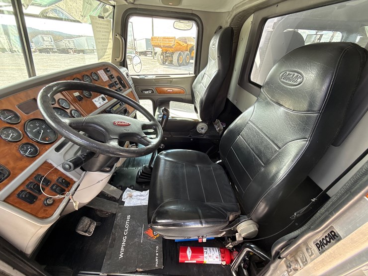 2008-peterbilt-367-image-35
