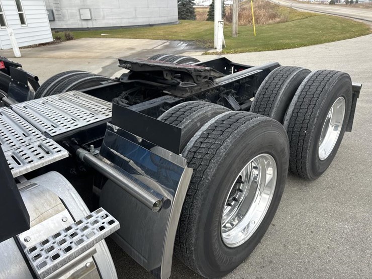 #2224-•-2025-volvo-vnl-sleeper-cab-semi-truck-tractor-image-14