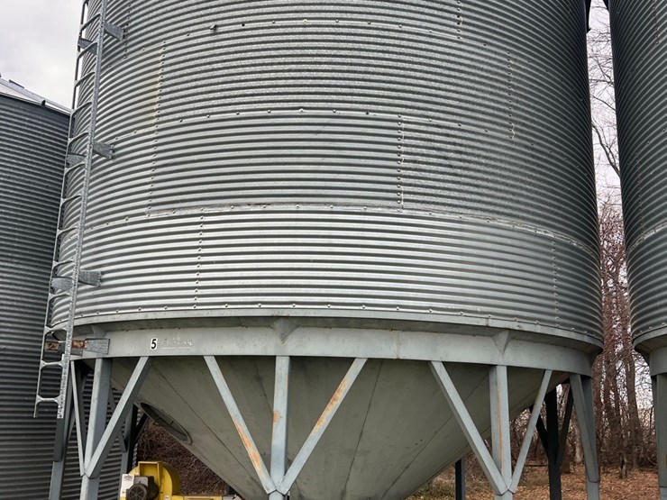 lot-22.-cenex-hopper-bin,-micada-bottom,-includes-golden-aire-single-phase-bin-fan-image-3