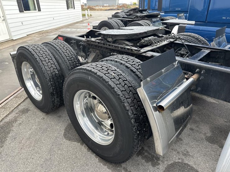 #2231-•-2016-volvo-vnl-sleeper-cab-semi-image-17