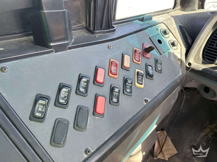 2011-freightliner-b2-image-13