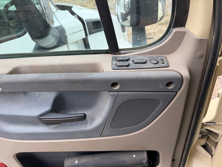 #40952-•-2016-freightliner-t/a-daycab-truck-tractor-3akjged50gshn2261-image-67