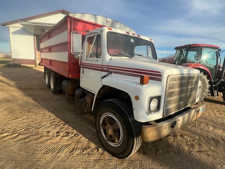 lot-12.-1981-ih-tandem-twin-screw-grain-truck,-very-good-19’-strong-box-and-hoist,-roll-tarp,-466-diesel,-5+4-
vin-af195bca10481-image-2