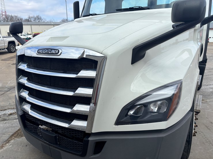 2018-freightliner-cascadia-126-image-11