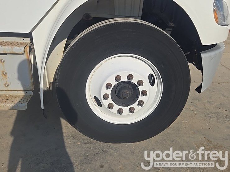 2020-freightliner-m2-106-image-13