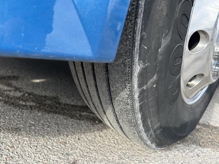 2012-volvo-10-image-55