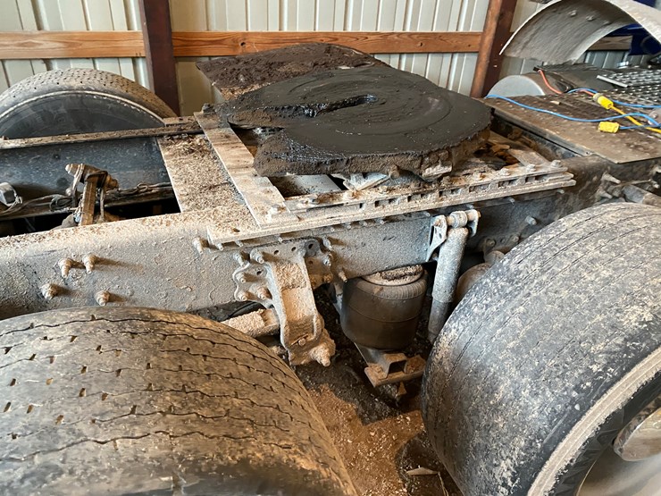 #310-•-2015-volvo-d13-tandem-axle-semi-rolled-over-(has-wi-title)-(algoma,-wi)-image-15