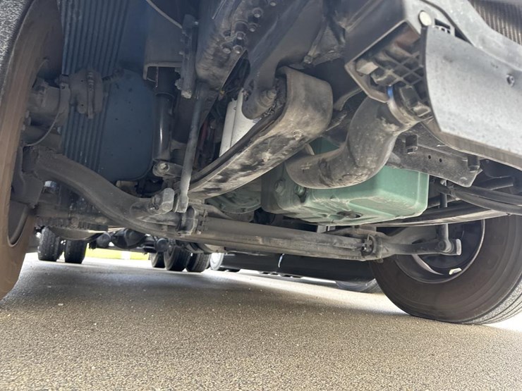 #2226-•-2024-volvo-vnl-sleeper-cab-semi-truck-tractor-image-33