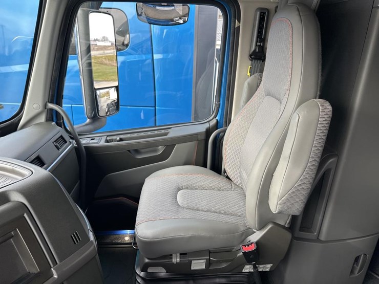 #2226-•-2024-volvo-vnl-sleeper-cab-semi-truck-tractor-image-47
