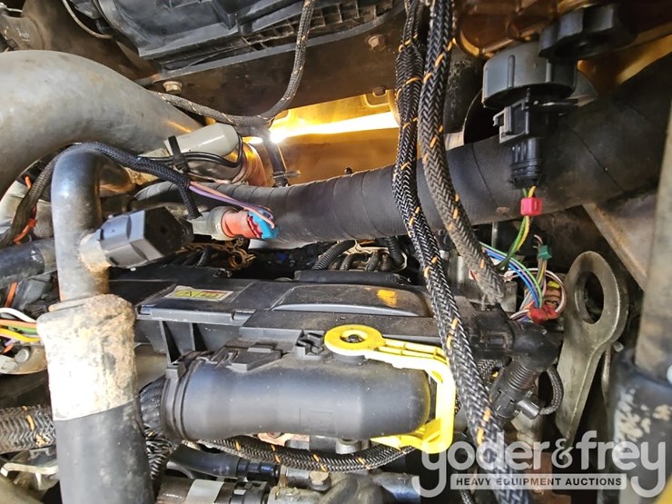 2017-caterpillar-415f2-il-image-27