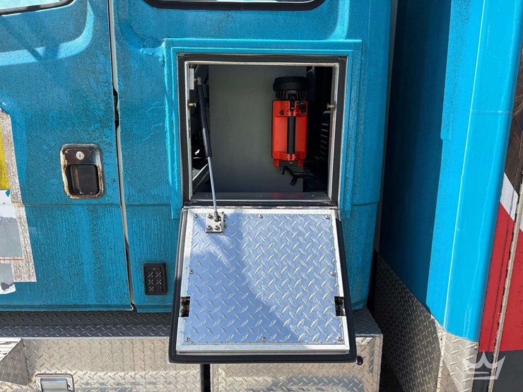 2003-freightliner-fl60-image-30