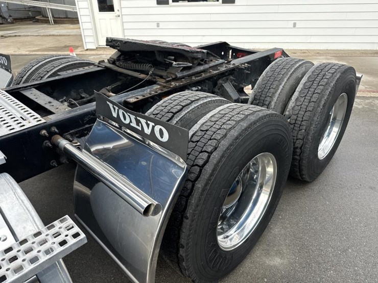 2019-volvo-10-image-14