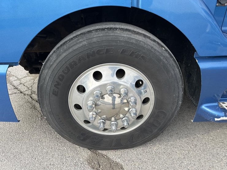 2003-volvo-10-image-54