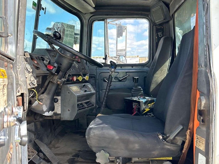 2001-mack-rd688s-image-11