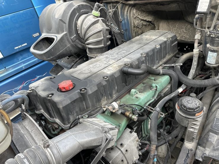 2003-volvo-10-image-30