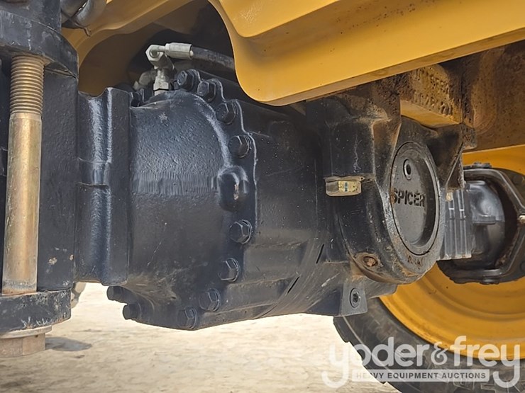2018-caterpillar-tl1055d-image-16