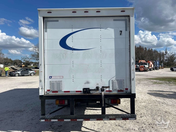 2016-isuzu-npr-image-21